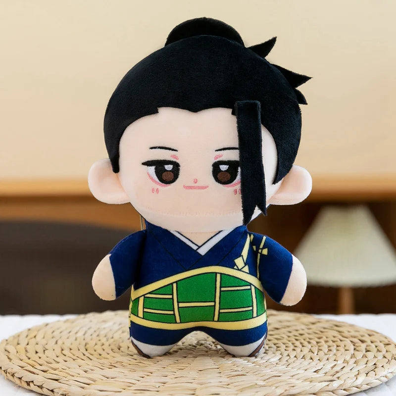 Peluche chibi Geto Suguru : cheveux noirs, kimono bleu, ceinture verte à motifs