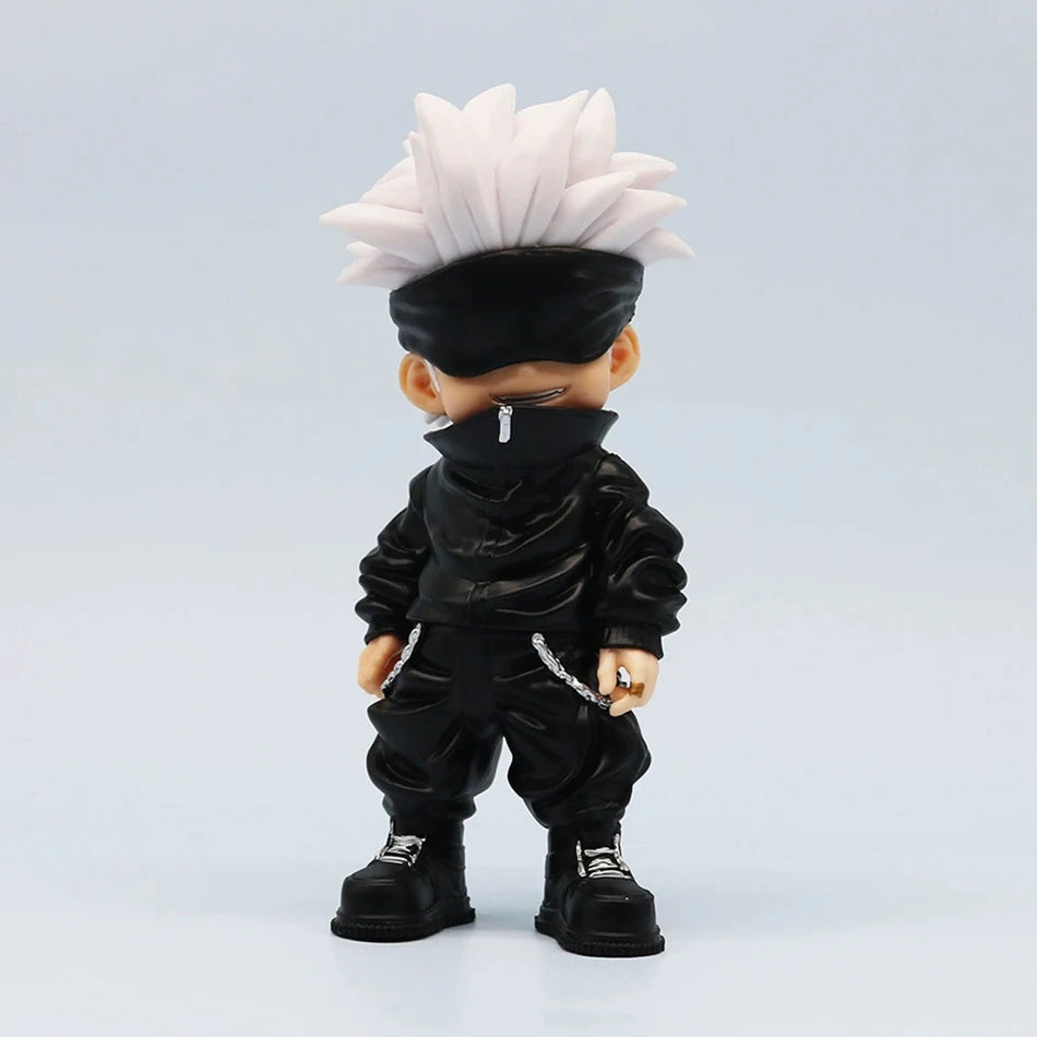 Figurine chibi Gojo en tenue noire, bandeau, cheveux blancs, vue arrière légère