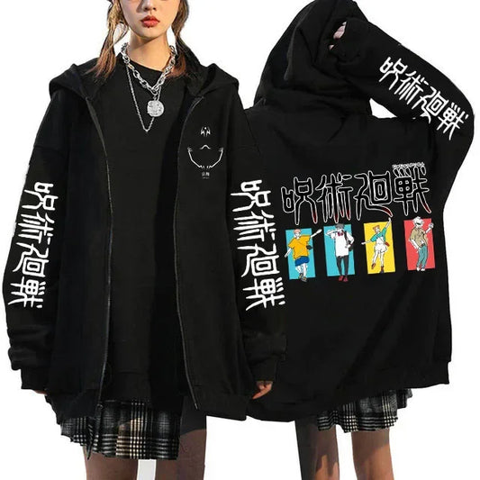 Chaqueta negra con capucha y cremallera, estampados manga en la espalda y las mangas.