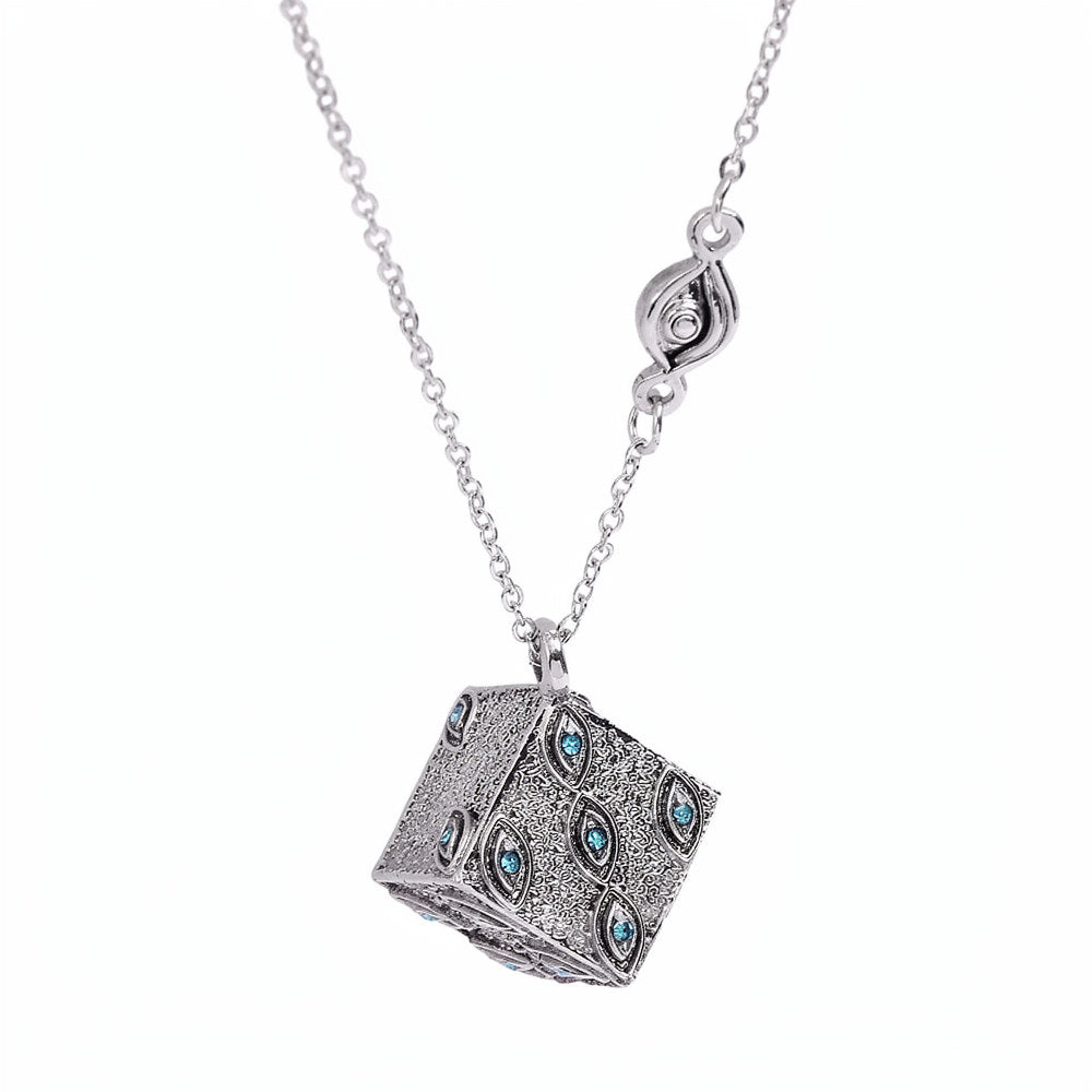 Collier pendentif cubique gravé argenté avec pierres bleues et chaîne argentée
