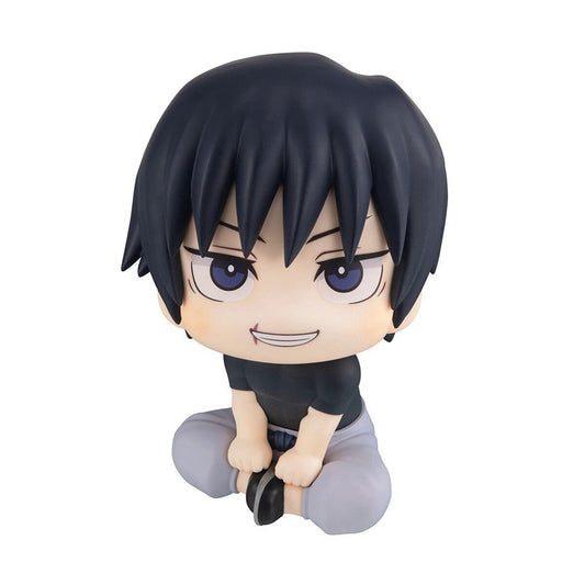 Figura chibi Toji Fushiguro sentado sonriente, pelo negro, atuendo oscuro, 10 cm
