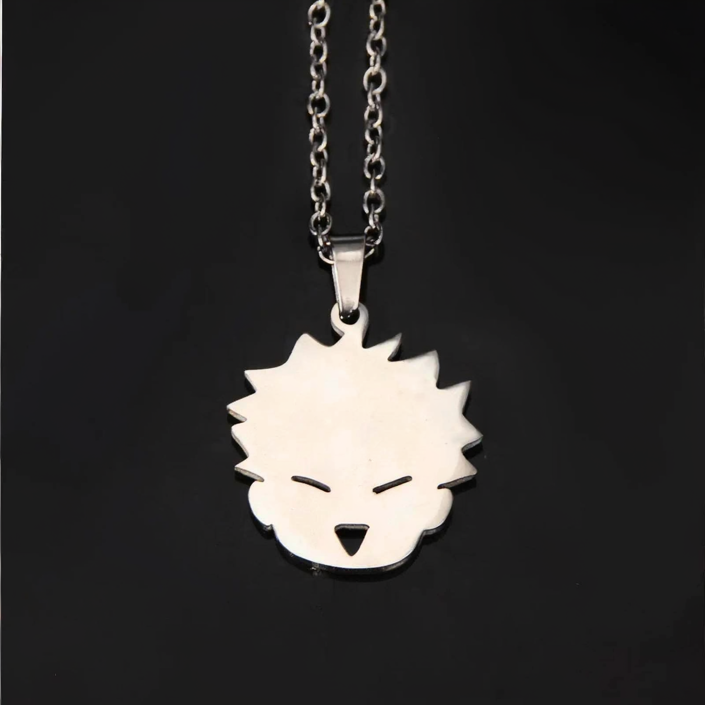 Collier pendentif visage kawai aux cheveux hérissés, blanc nacré, chaîne métal.