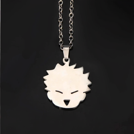 Collier pendentif visage kawai aux cheveux hérissés, blanc nacré, chaîne métal.