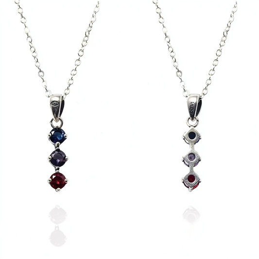 Collier à chaîne argentée et pendentif à trois pierres bleu, violet et rouge, vue complète.