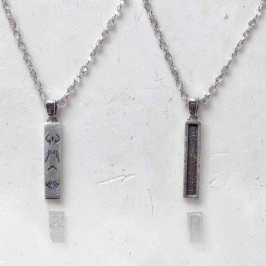 Collier à chaîne argentée avec pendentifs rectangulaires gravés, vue rapprochée